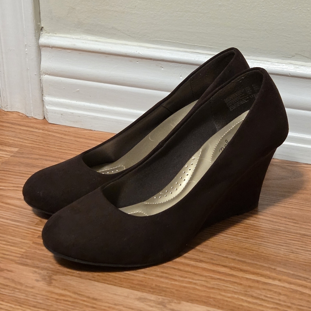 Elegant Dexflex Comfort Dark Brown Round Toe Faux Suede Wedge Heels 8.5